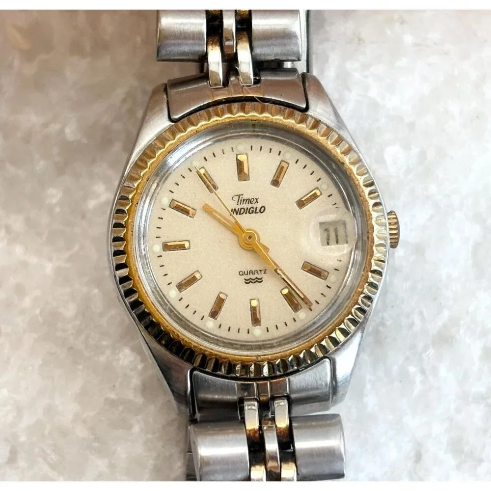 Timex Indiglo Silver Toned Fluted Bezel Vintage Wristwatch - 25mm - WORKS!
